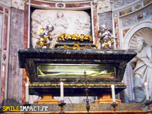 Tombe dans l'église - Piazza dei miracoli